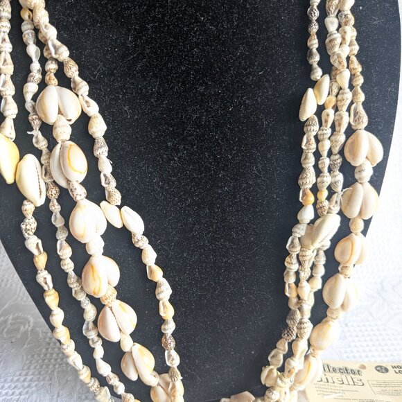 4 Shell Necklaces and 9 Craft Shell Bundles - Picture 4 of 10